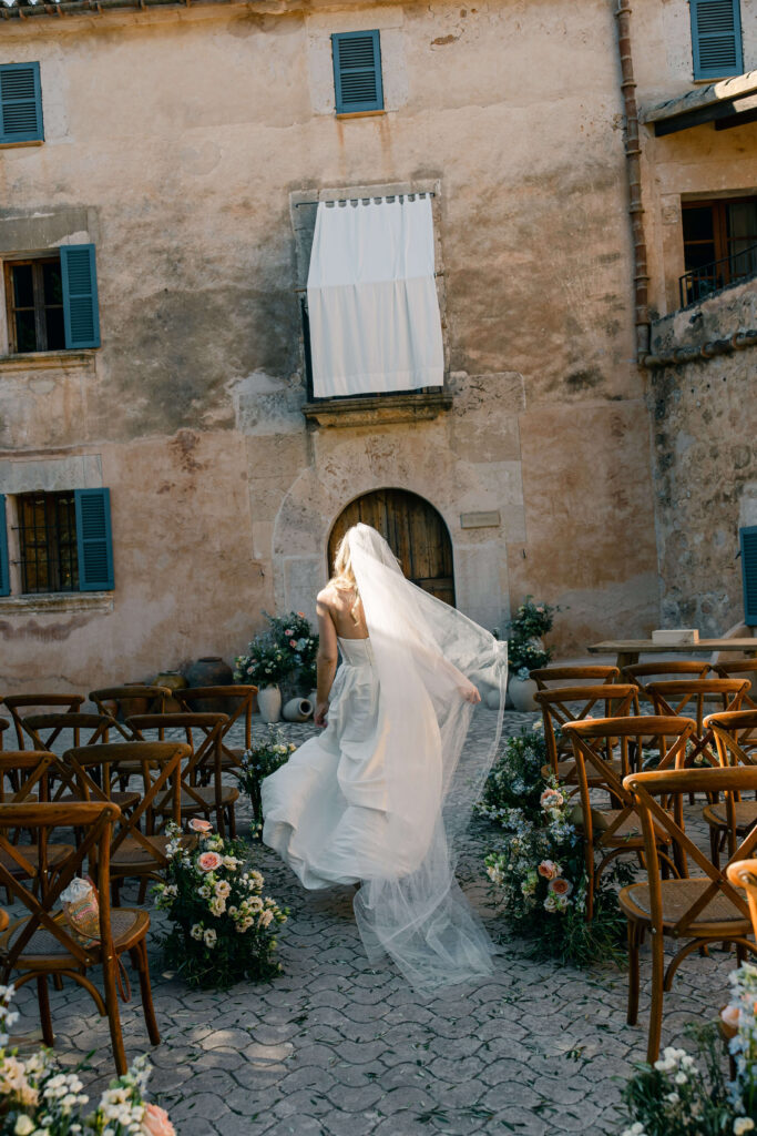 Elegant destination wedding in Mallorca in a historic finca venue – captured by a local wedding photographer in Mallorca